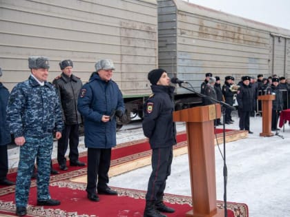 В Красноярске на вокзале сотрудник полиции сделал предложение руки и сердца своей девушке