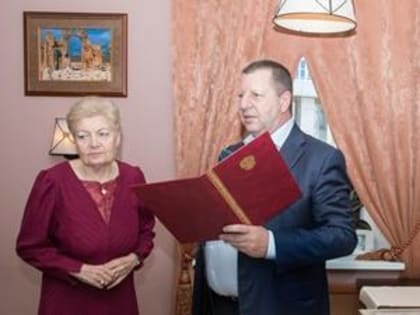 Андрей Вольф поздравил исполнительного директора Красноярского землячества Нину Силкову с юбилеем