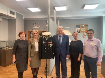Депутаты краевого парламента Вера Оськина и Виктор Кардашов посетили музей Дмитрия Дмитриевича Мартынова в школе №155