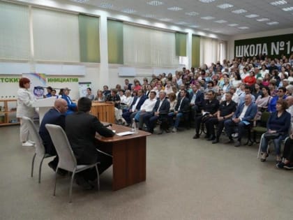 В Красноярске Михаил Котюков и Владислав Логинов обсудили с жителями Солнечного планы развития микрорайона