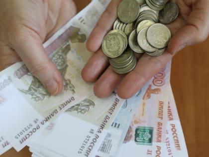 Пообещавший благоустроить могилу житель Красноярского края присвоил 100 тысяч рублей