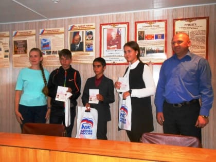 Партийцы Новоселовского района вручили паспорта школьникам