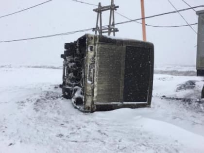 На заснеженной трассе Красноярского края перевернулся автобус