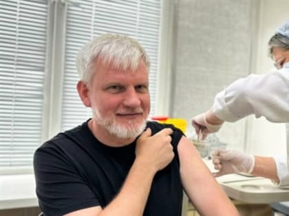 Главврач краевой больницы вакцинировался от гриппа и призвал красноярцев сделать то же самое