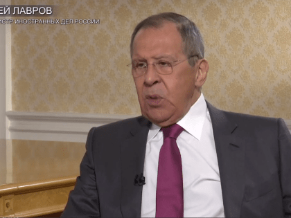 Глава МИД России Сергей Лавров сравнил президента Франции Эманнуэля Макрона с петухом