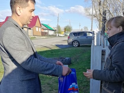 Единороссы Ачинского района подарили многодетным и малообеспеченным семьям цифровые приставки