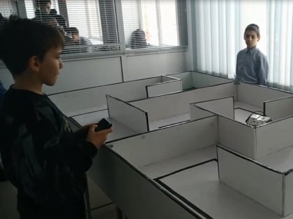 Вездеход в лабиринте и трактор на трактор. В городе Назарово прошёл ежегодный фестиваль робототехники