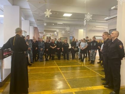 Первыми посетителями выставки «Церковь на рубеже веков» стали сотрудники ЛО МВД России на станции Ачинск