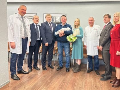 Состоялось торжественное вручение первого свидетельства о рождении в Краевом центре охраны материнства и детства.