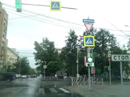 Светофоры сломались в Красноярске из-за проливного дождя