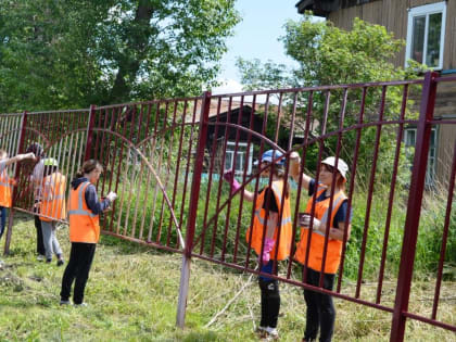 И снова в нашем городе создают уют ребята из Отряда главы города.