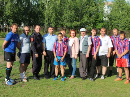 Полицейские и общественники сыграли с детьми в футбол в Минусинске