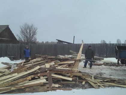 Активисты партии доставили дрова семье мобилизованного в деревне Ивановка Канского района