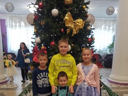 Новогодний утренник для детей сотрудников