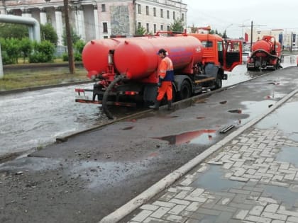 ​С улиц Красноярска продолжают откачивать воду