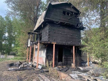 В Ачинске из-за поджога тополиного пуха сгорело двухэтажное здание