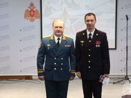 В Красноярске сотрудник Росгвардии награждён медалью МЧС России «За содружество во имя спасения»