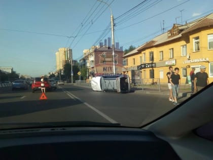 На Партизана Железняка в Красноярске перевернулся автомобиль