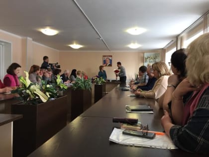 Заместитель главного врач Назаровской РБ Нина Останина приняла поздравления от коллег