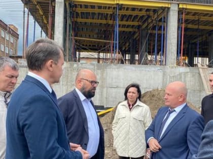 Алексей Подкорытов посетил строящуюся поликлинику в Емельяново