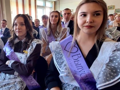 Представители Березовского разреза поздравили выпускников подшефной школы с окончанием обучения