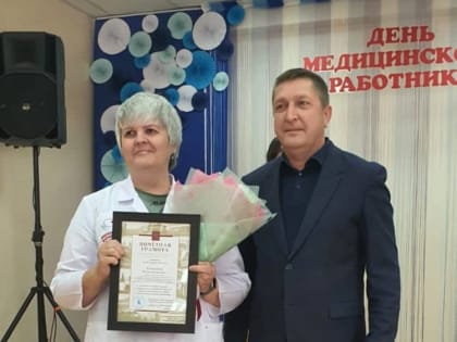 В Красноярском крае единороссы и сторонники партии поздравили медиков