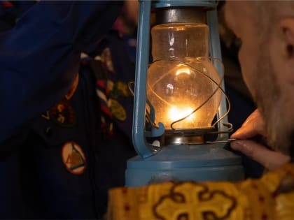 В Красноярск привезли Вифлеемский огонь