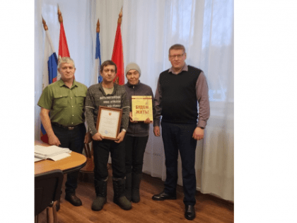 В администрации Борского сельсовета торжественно наградили родителей участника СВО