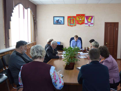 Общественность района собралась у главы муниципалитета, для обсуждения ответов на запросы по ситуации в здравоохранении на территории в высшие инстанции по и меры поддержки ужурцев