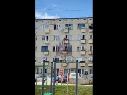 В Кодинске мужчина во время пьянки с другом упал с балкона 4 этажа