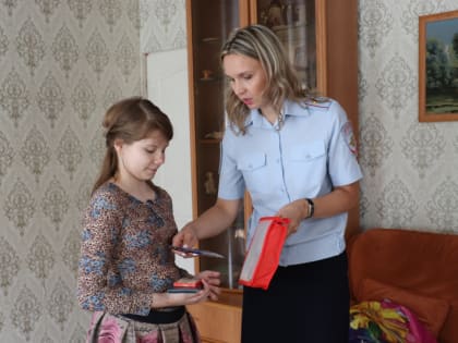 Сотрудники полиции Красноярска помогают детям собраться в школу