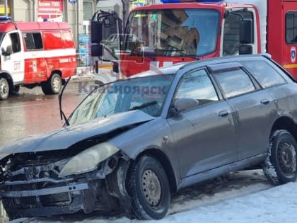 В Красноярске 4 человека пострадали в ДТП с участием Nissan и пожарной машины