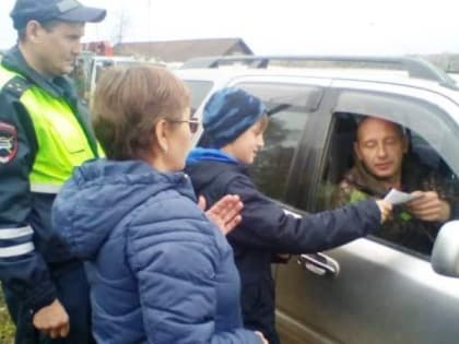 В Ирбейском районе партийцы и школьники провели акцию «Безопасность на дорогах»