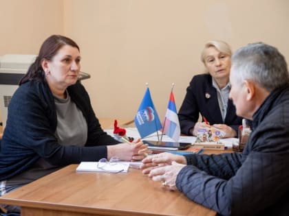 Депутат Госдумы РФ Александр Дроздов пренебрегает Российским флагом