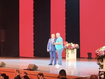 На сцене БКЗ торжественно поздравили медицинских работников края