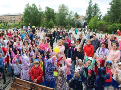 Красноярские партийцы поддержали районный детский праздник в парке имени Юрия Гагарина