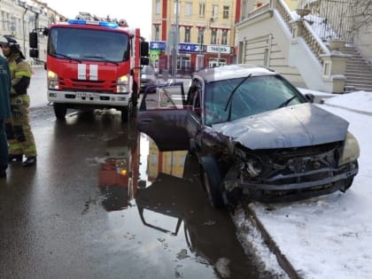 В центре Красноярка иномарка столкнулась с машиной пожарной службы (видео)