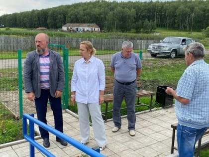 Завершаются работы по благоустройству нового ФАПа в Каратузском районе