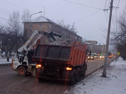 На уборку Красноярска от снега вышли 127 спецмашин и 300 рабочих