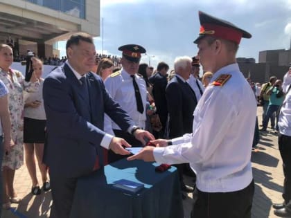 Юрий Швыткин поздравил красноярских кадет и гимназисток с выпускным днем и вручил аттестаты