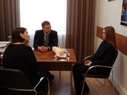 Краевой депутат Александр Новиков пообщался со студенткой Университета Решетнева, получившей стипендию имени его отца