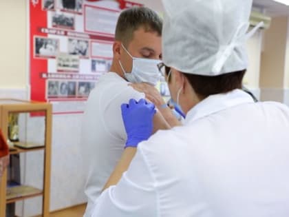 Медики продолжают вакцинацию не только от коронавируса, но и от гриппа