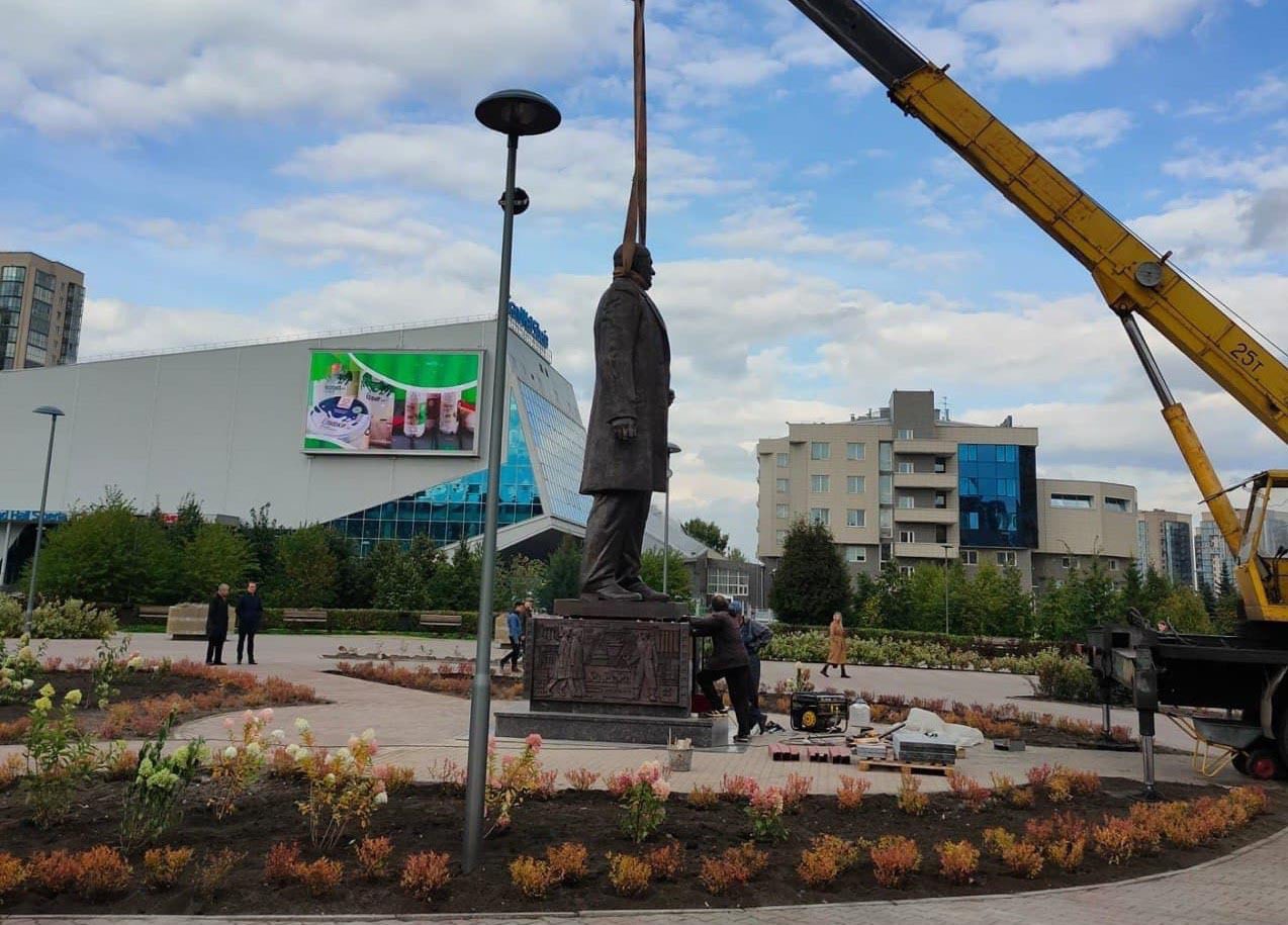 Красноярск установка. Памятник Павлу Федирко Красноярск. Парк имени 400-летия Красноярска. Парк 400 летия Красноярска Федирко. Памятник в парке 400 летия Красноярска.