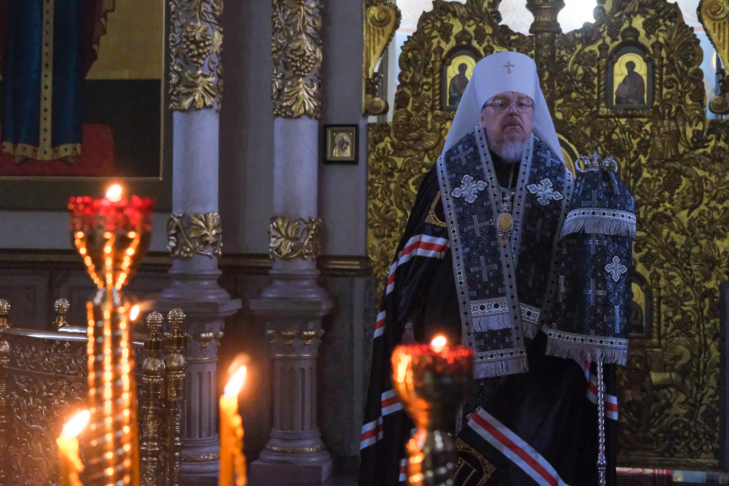 Чин великой вечерни. Чин прощения в храме митрополит Варсонофий. Владыка русская Церковь. Чин прощения темный храм.