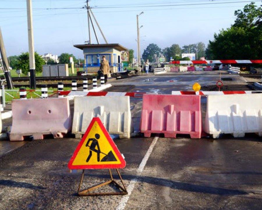 Закроют жд переезд. Железнодорожный переезд. Закрытый Железнодорожный переезд. Закрытый ЖД переезд. Перекрытие железнодорожного переезда.