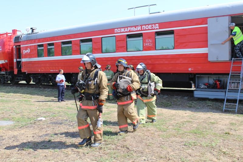 Пожарно красный. ФГП во ЖДТ РФ пожарный поезд. Пожарный поезд Слюдянка. Пожарный поезд МЧС России. Пожарный поезд станции Тамань.