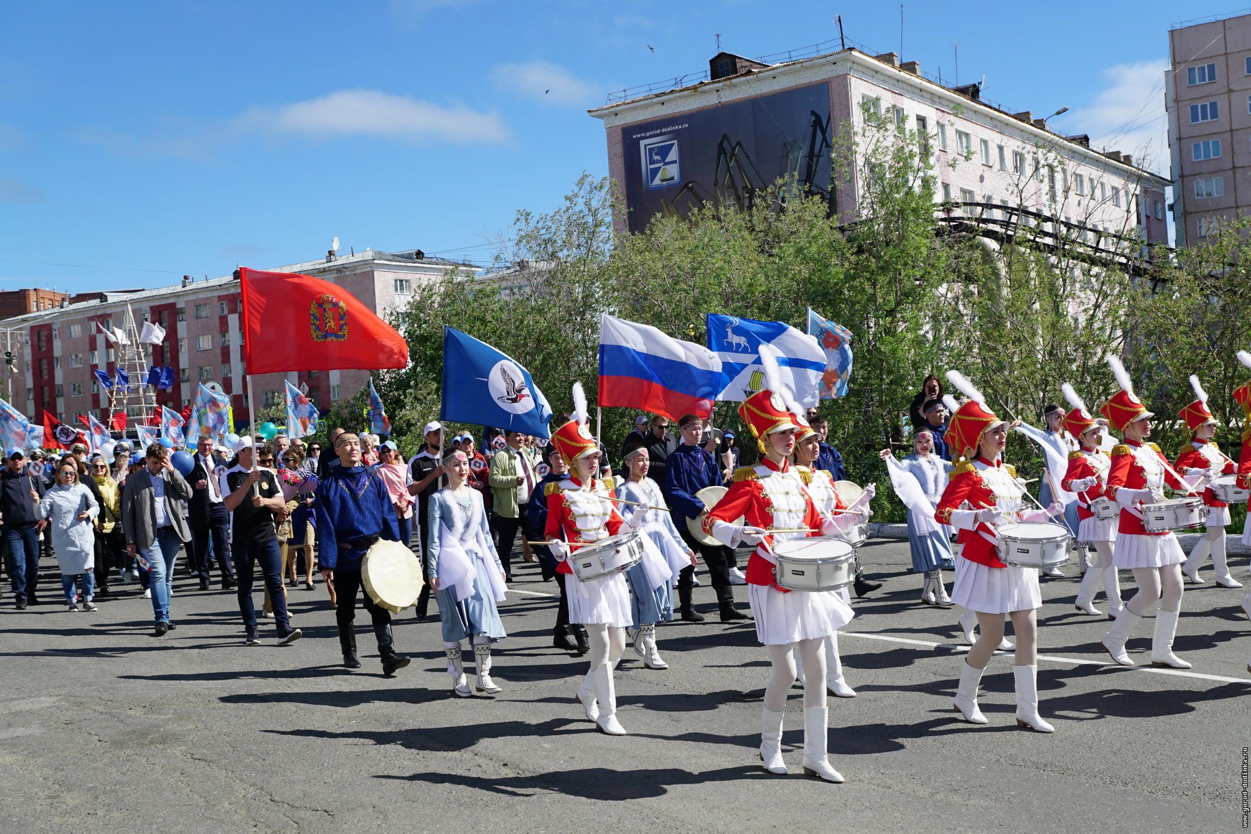 Дне новости день. Праздник шествие. Тематика шествия на день города. Шествие администрации на день города. Праздничное шествие в день города Ялуторовске 2022.