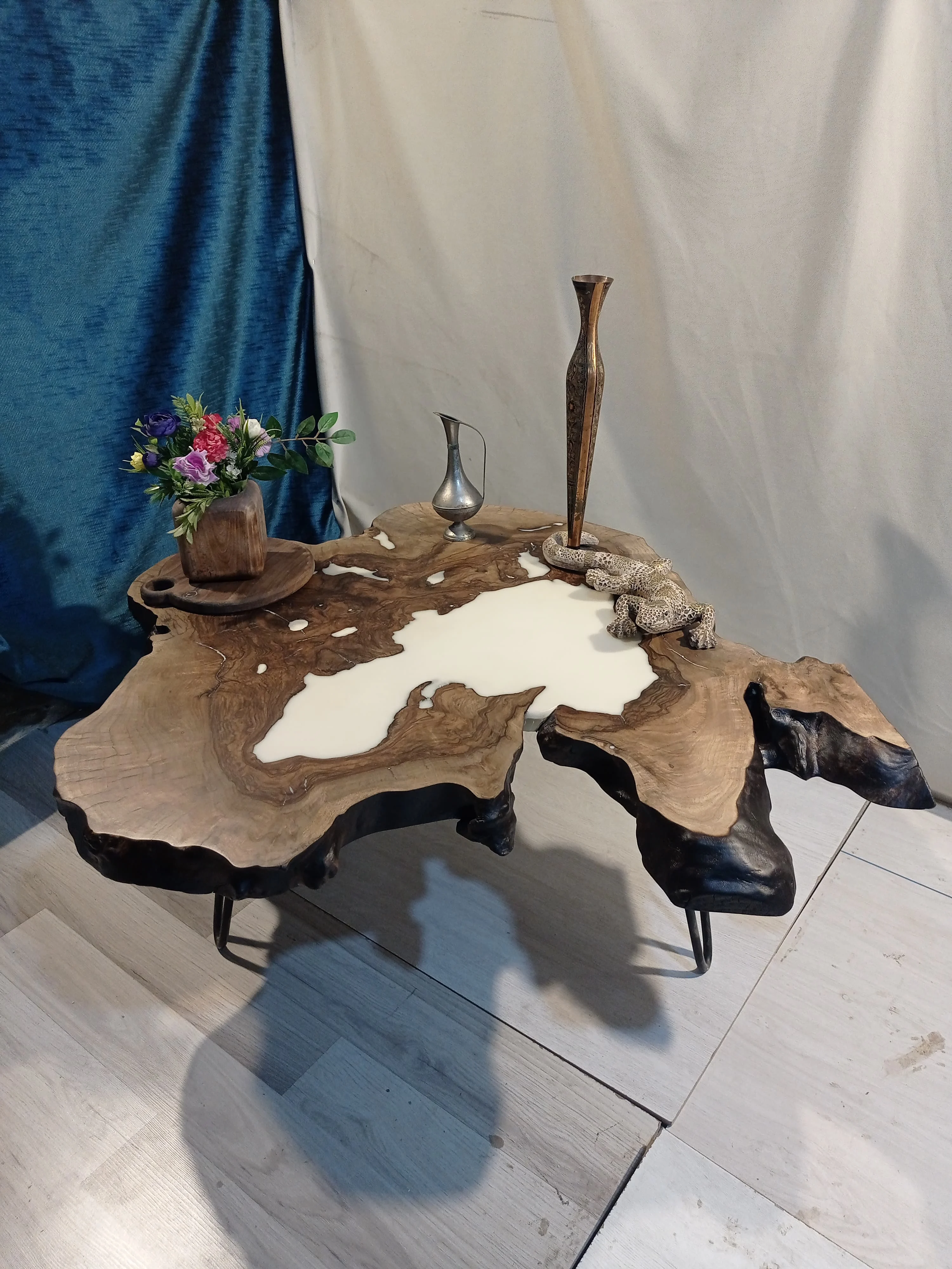 Ağ eboksidli jurnal masası