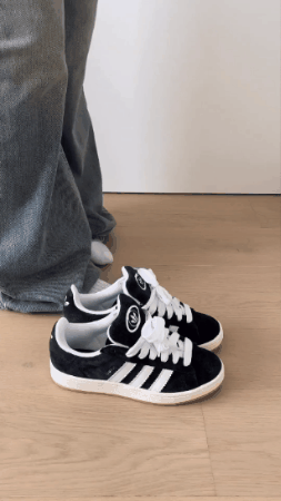 Zapatillas en uso GIF