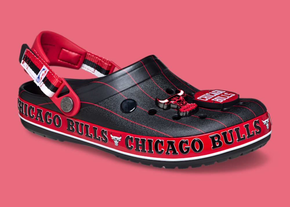 NBA x Crocs Crocband Clog Chicago Bulls 212803-90H black pinstripe clog with red midsole and Bulls Jibbitz charms